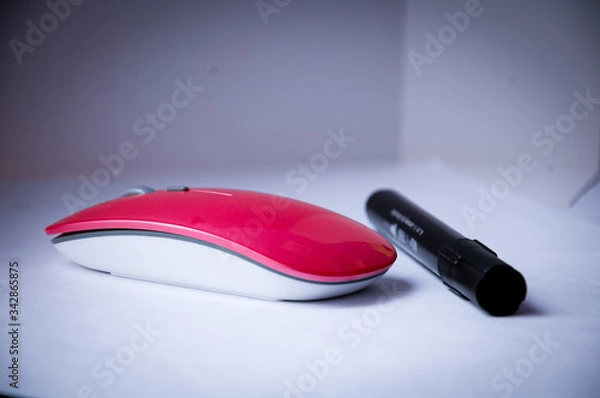 Fototapeta wireless pink mouse with black marker on gray background