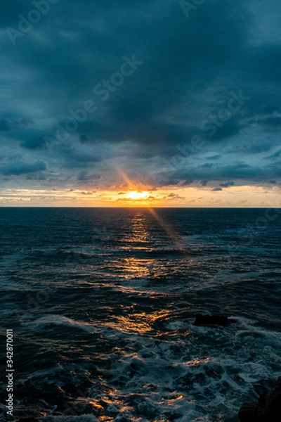 Obraz La mer accompagne le soleil 