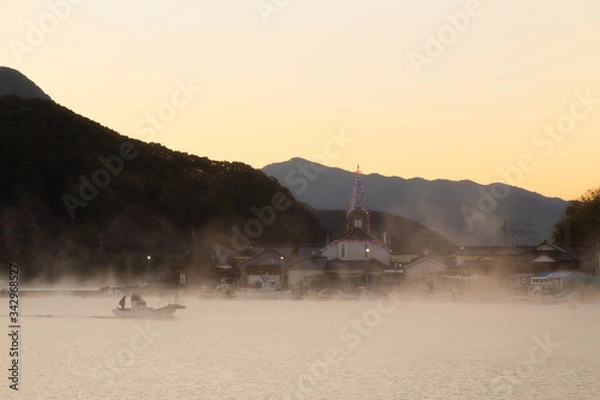 Fototapeta 日本　世界遺産　熊本　天草　崎津集落　けあらし