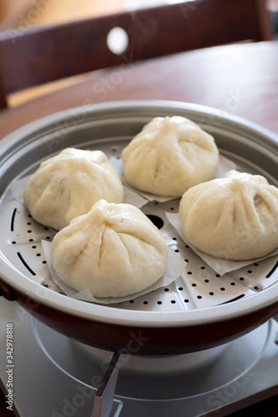 Fototapeta 自宅で手作りした肉まん　蒸したての湯気があがる肉まん