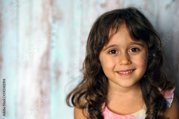 Fototapeta a 5 year old girl looking straight in to the camera