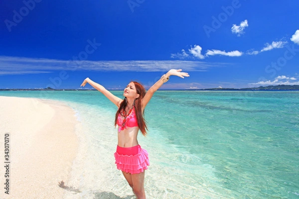 Obraz 両手を広げ太陽の日差しを浴びる女性