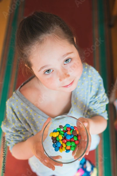 Fototapeta child eats a candies