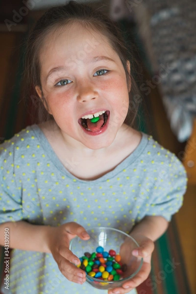 Obraz child eats a candies