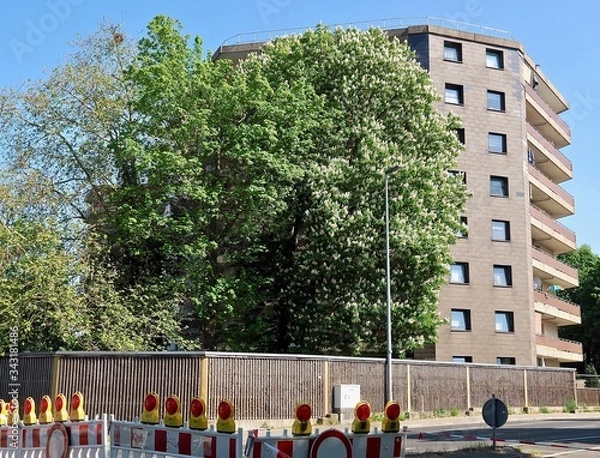 Fototapeta Wabenhaus in Grevenbroich in Germany in corona time