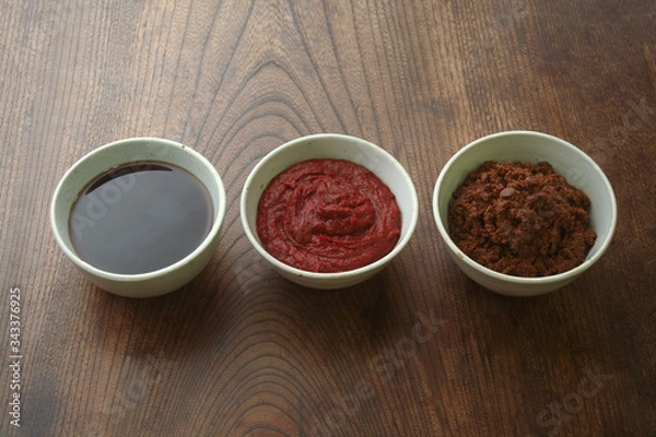 Obraz 콩으로 만든 한국의 전통 양념 간장 고추장 된장