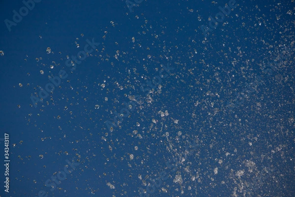 Fototapeta 高速シャッターで撮った噴水の水滴と青空