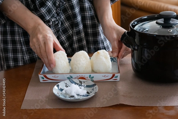 Obraz おにぎりを握る様子　塩むすび