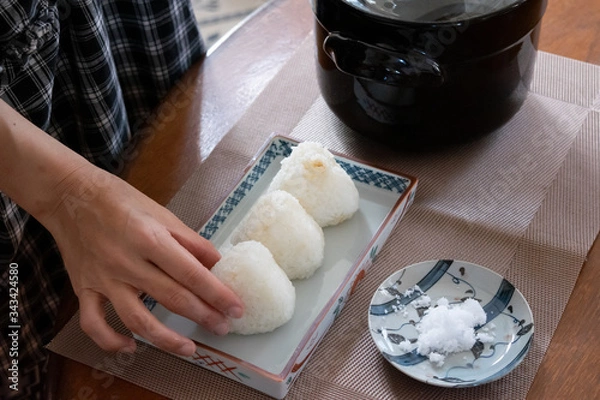 Obraz おにぎりを握る様子　塩むすび