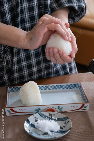 Obraz おにぎりを握る様子　塩むすび