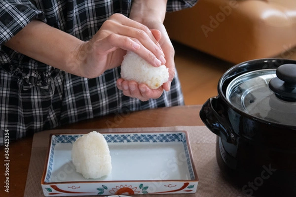Obraz おにぎりを握る様子　塩むすび
