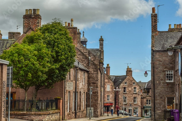 Fototapeta Kirriemuir, UK - 08.01.2018: Typical Scottish town street in Kirriemuir