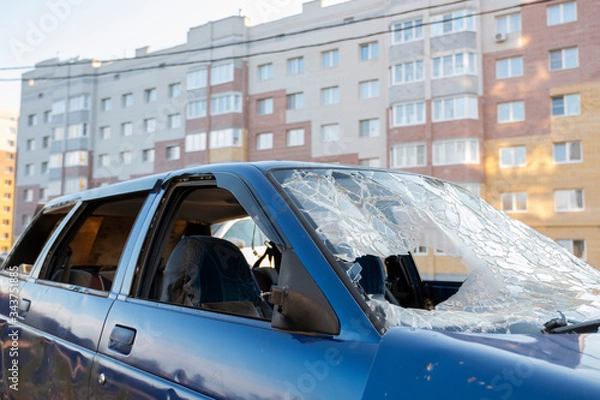 Obraz broken car Windows