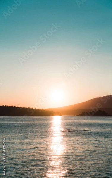 Fototapeta Sunset over the ocean and horizon 
