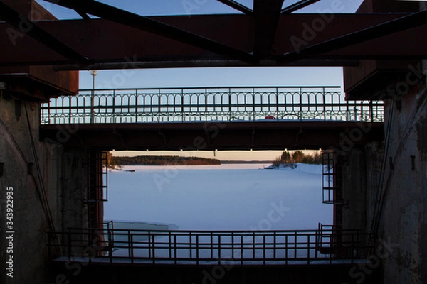 Obraz Dam along the road to the Voitsky Padun waterfall on the Lower Vyg River, Karelia, winter.