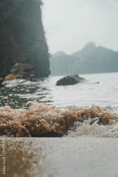 Fototapeta waves on the rocks