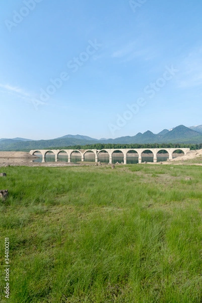 Obraz 北海道糠平タウシュベツ陸橋と快晴の景色