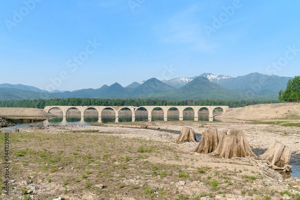 Obraz 北海道糠平タウシュベツ陸橋と快晴の景色