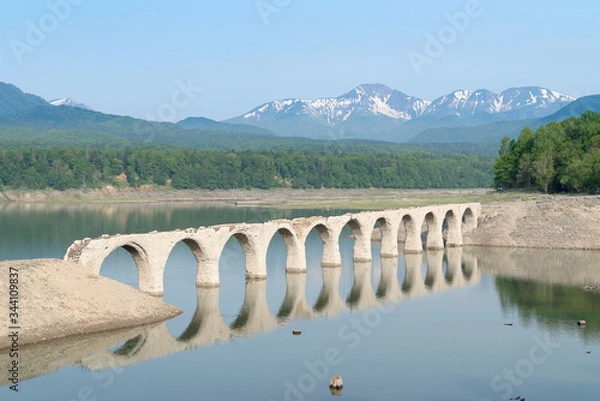Obraz 北海道糠平タウシュベツ陸橋と快晴の景色