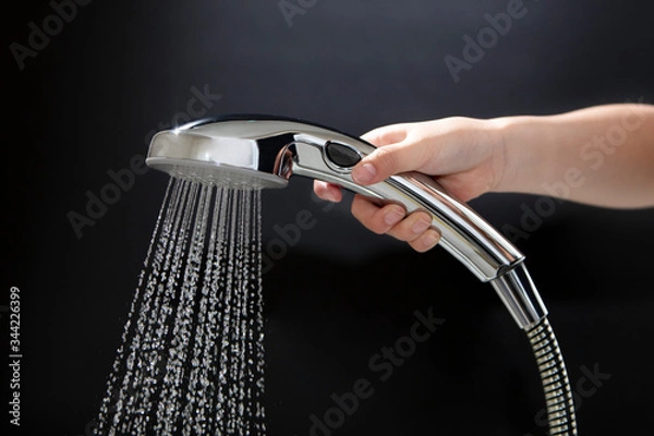 Fototapeta シャワー　浴室　水飛沫　黒背景