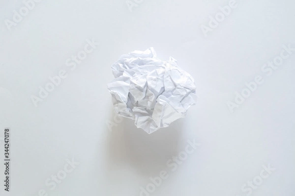 Fototapeta 白い紙の中央に置いた丸めた白色再生紙