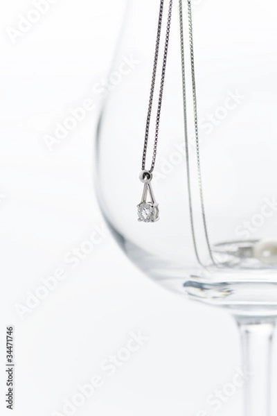 Fototapeta ワイングラスとダイヤのネックレス