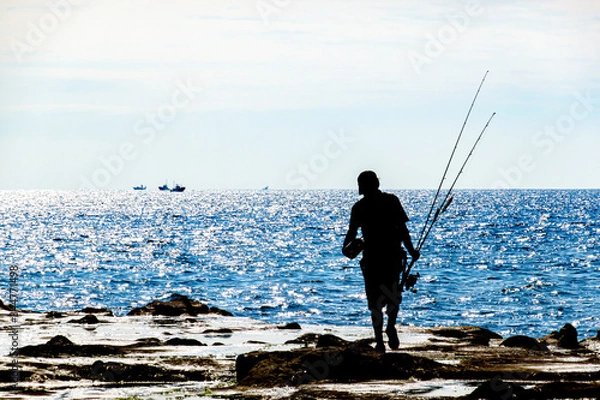 Obraz 【シルエット】岩場で釣りを楽しむ男性