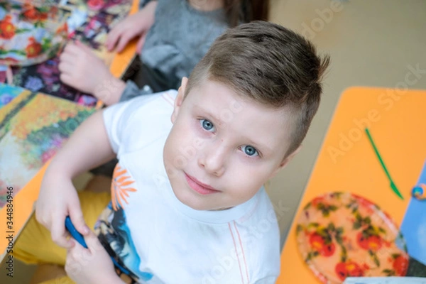 Fototapeta boy looking up smiling