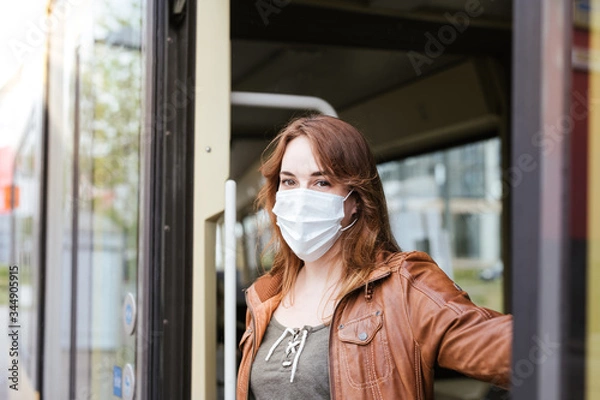 Fototapeta Frau mit Schutzmaske in Bahn