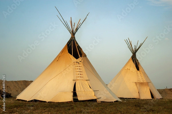 Fototapeta tipi lakota con el sol brillando en un atardecer