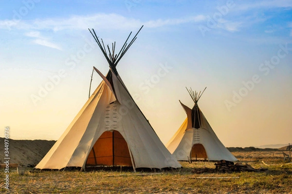 Fototapeta tipi lakota con el sol brillando en un atardecer