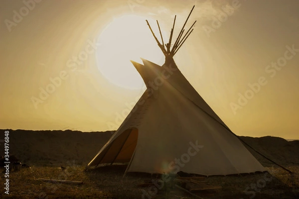 Fototapeta tipi lakota con el sol brillando en un atardecer