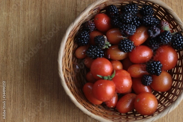 Fototapeta トマトとブラックベリー