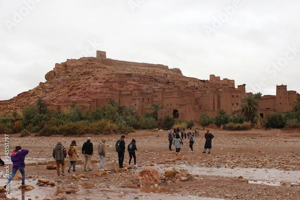 Obraz tourists visiting ben al haddou