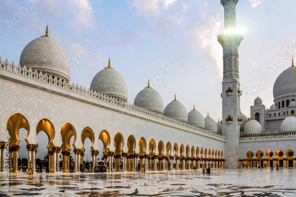 Fototapeta Inner courtyard of Sheikh Zayed Grand Mosque, minaret of the largest mosque in the United Arab Emirates and the eighth largest mosque in the world.
