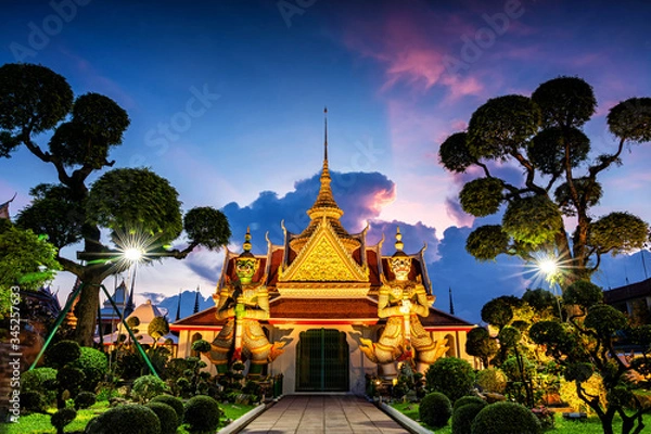 Obraz Wat Arun Temple at sunset in Bangkok,Thailand. Wat Arun is a Buddhist temple in Bangkok Yai district of Bangkok, Thailand, Wat Arun is among the best known of Thailand's landmarks.