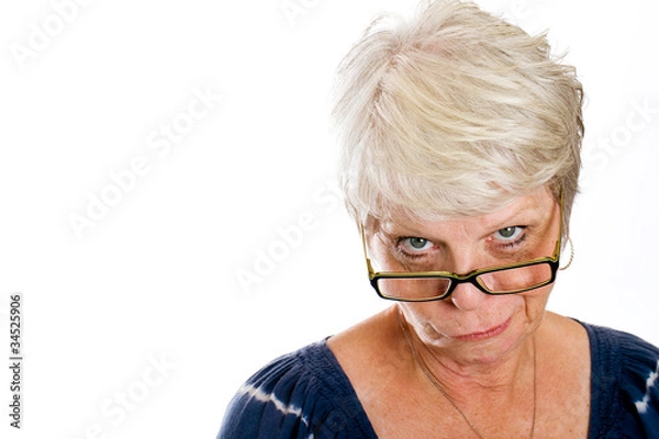 Obraz sceptyczna kobieta patrząc przez okulary