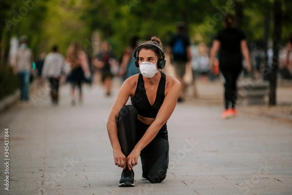 Obraz girl does sports with a mask on the street during the confinement of coronavirus