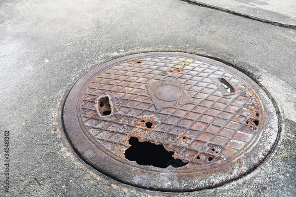 Obraz Round steel tube cap on the road.The cause is due to the weather. Rain and sunlight until causing rust.