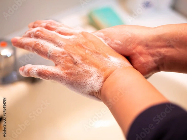 Fototapeta 手洗いをする人の手