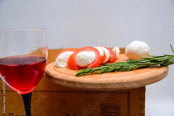 Obraz красное вино и сыр с овощами