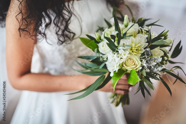 Obraz Trzyma bukiet ślubny