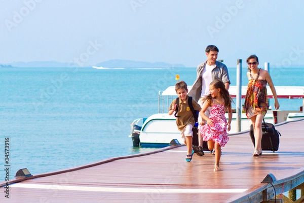 Obraz A young and attractive family with their luggages.