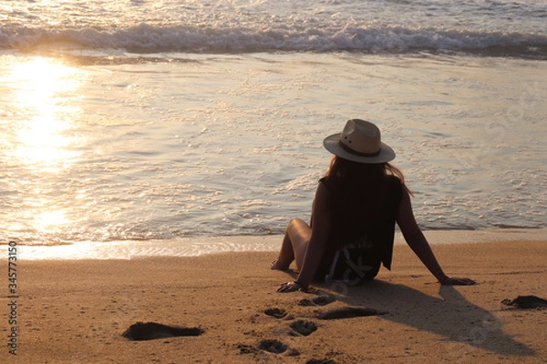 Obraz Mujer observando la playa 