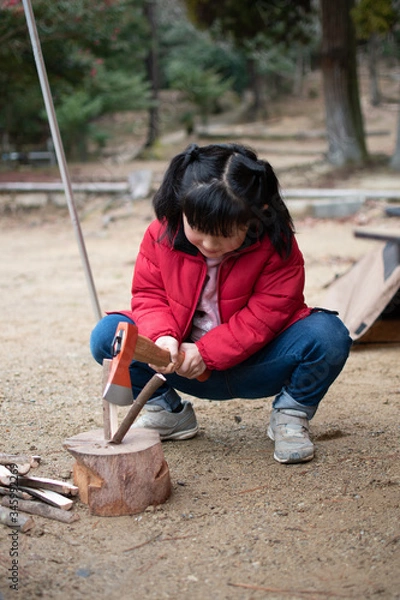 Fototapeta 薪割りする女の子