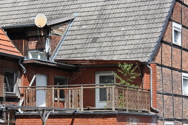 Obraz Renovierungsbedürftiges Fachwerkhaus, mit defekten Balkonbrettern, Dachrinne, Fallrohr.