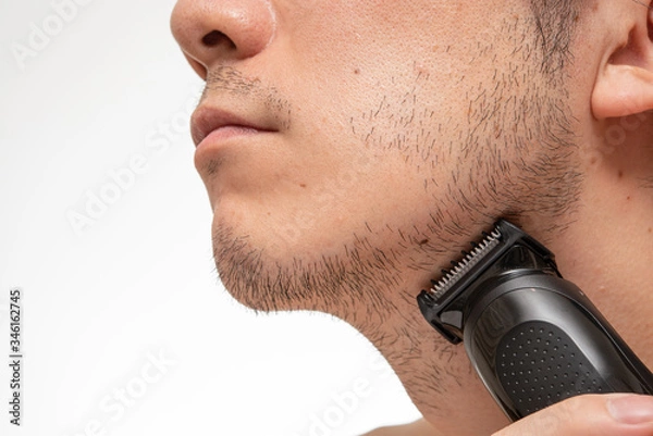 Obraz バリカンで髭の長さを整えている様子