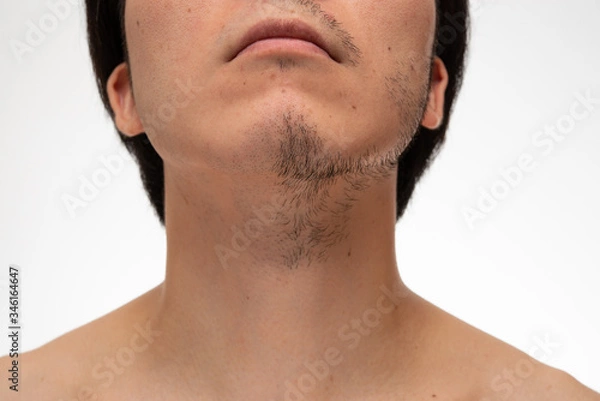 Obraz 顔半分だけ髭を剃ったイメージ