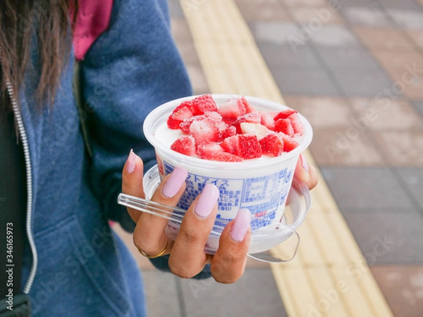Obraz young woman eating a salad