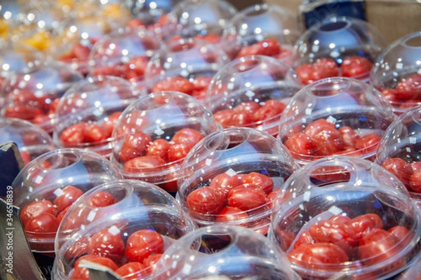 Fototapeta red tomatoes in the store